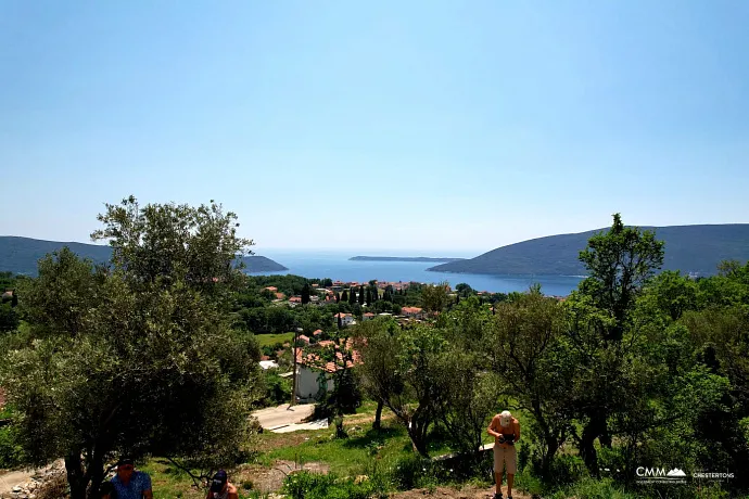 Urbanisiertes Grundstück – 400 m² in Podi